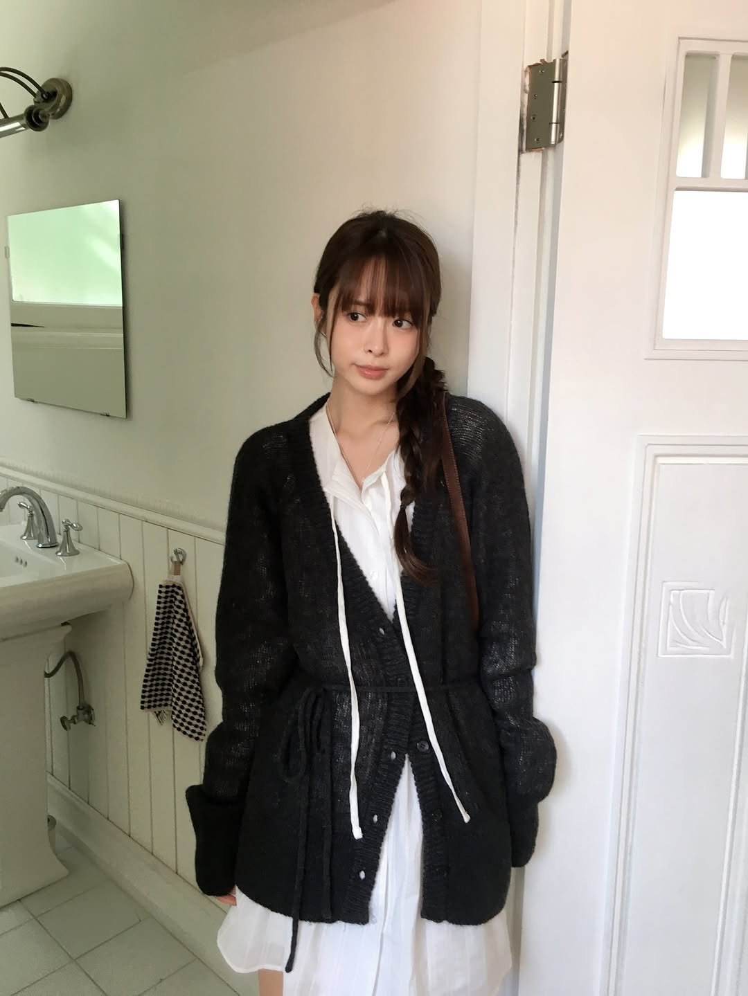 Photo by 무디배디 | 윤달 on September 13, 2025. May be an image of 1 person, braids, duffle coat, cardigan, parka and text.