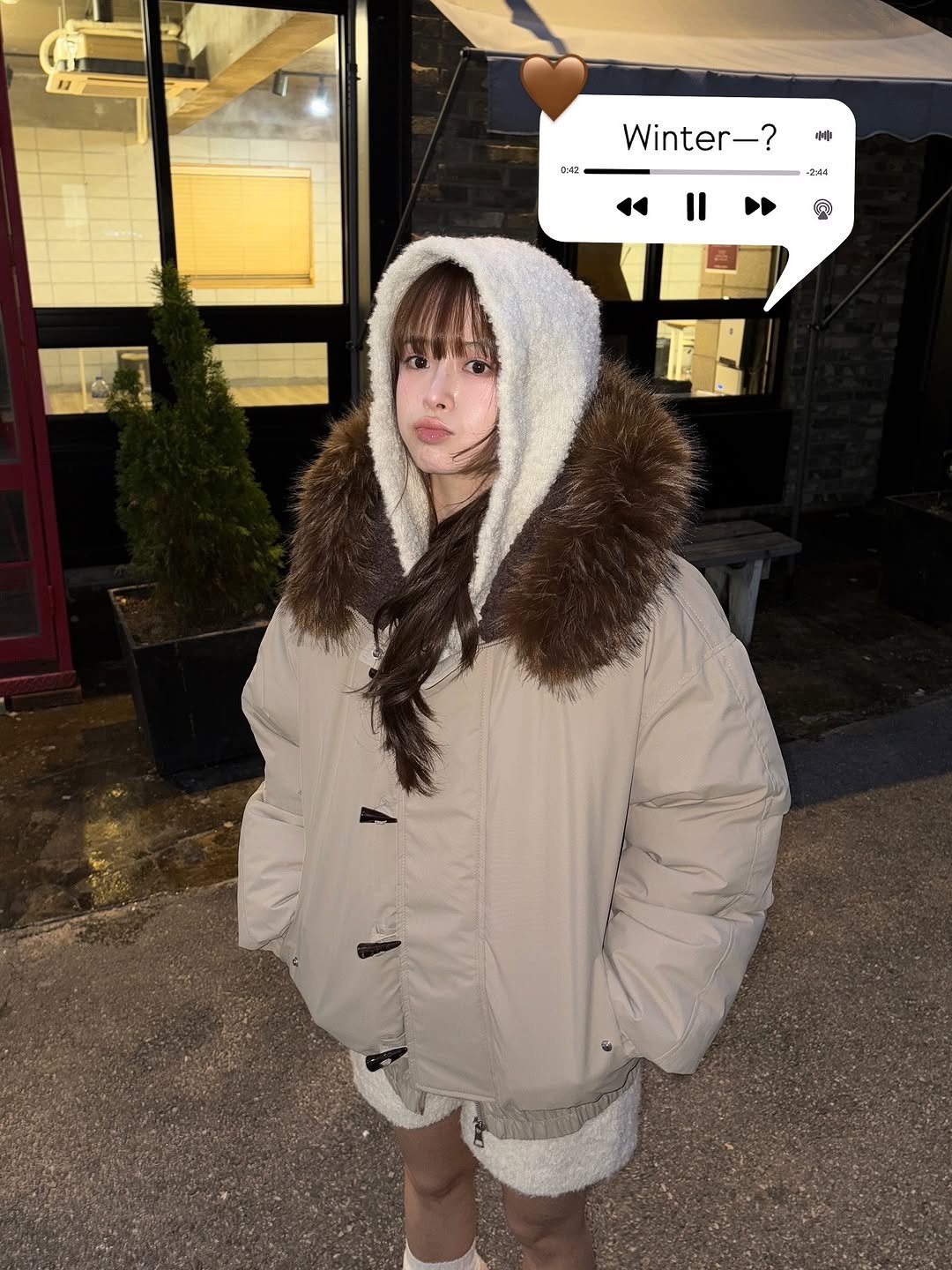 Photo by 무디배디 | 윤달 on November 08, 2025. May be an image of duffle coat, overcoat, fur coat, goosedown coat, cloak, jacket, raincoat, parka and text that says '먹:4고 Winter-? 2144'.