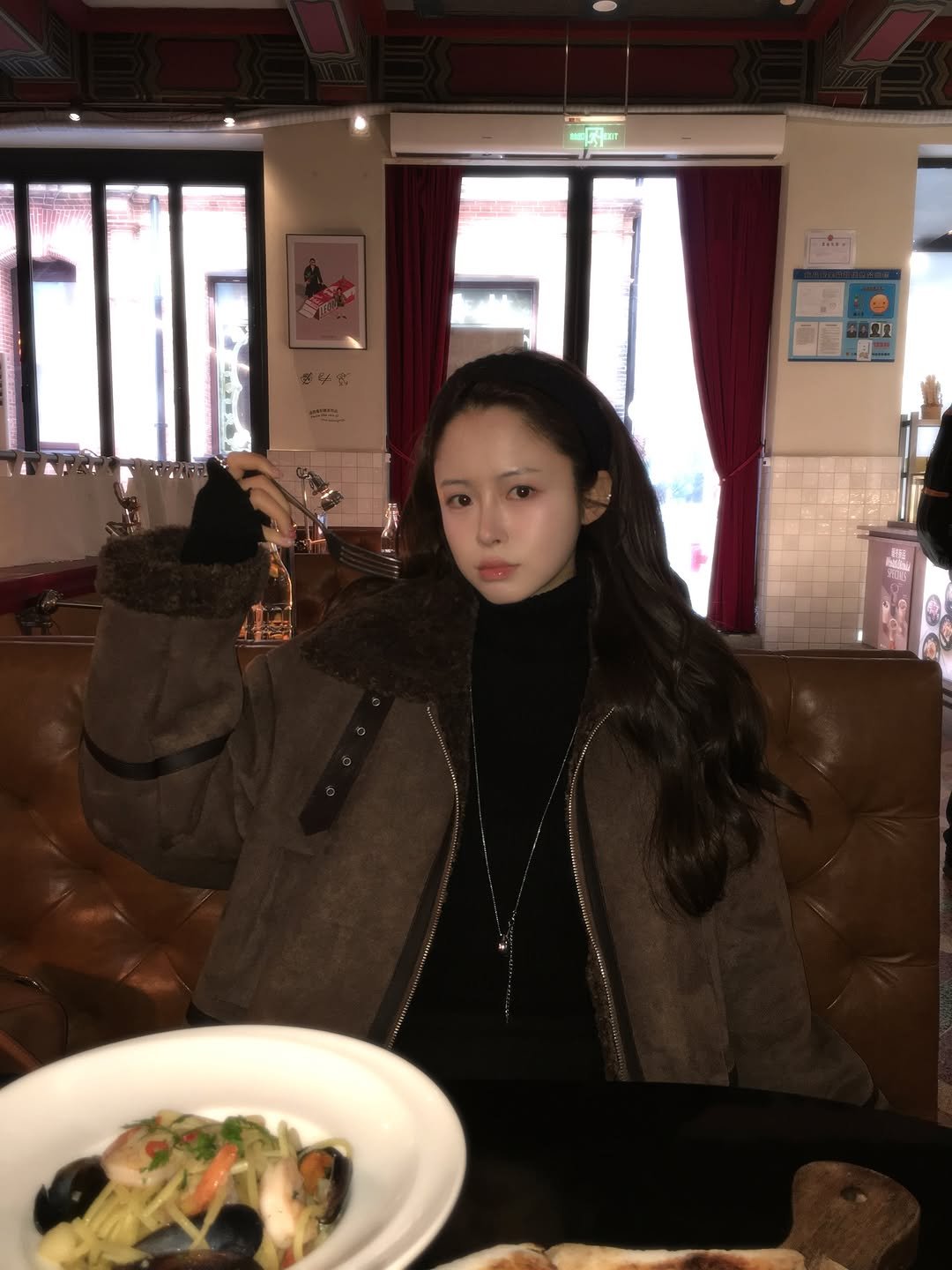 Photo by 무디배디 | 윤달 on November 24, 2025. May be an image of duffle coat, turtleneck, parka and text.