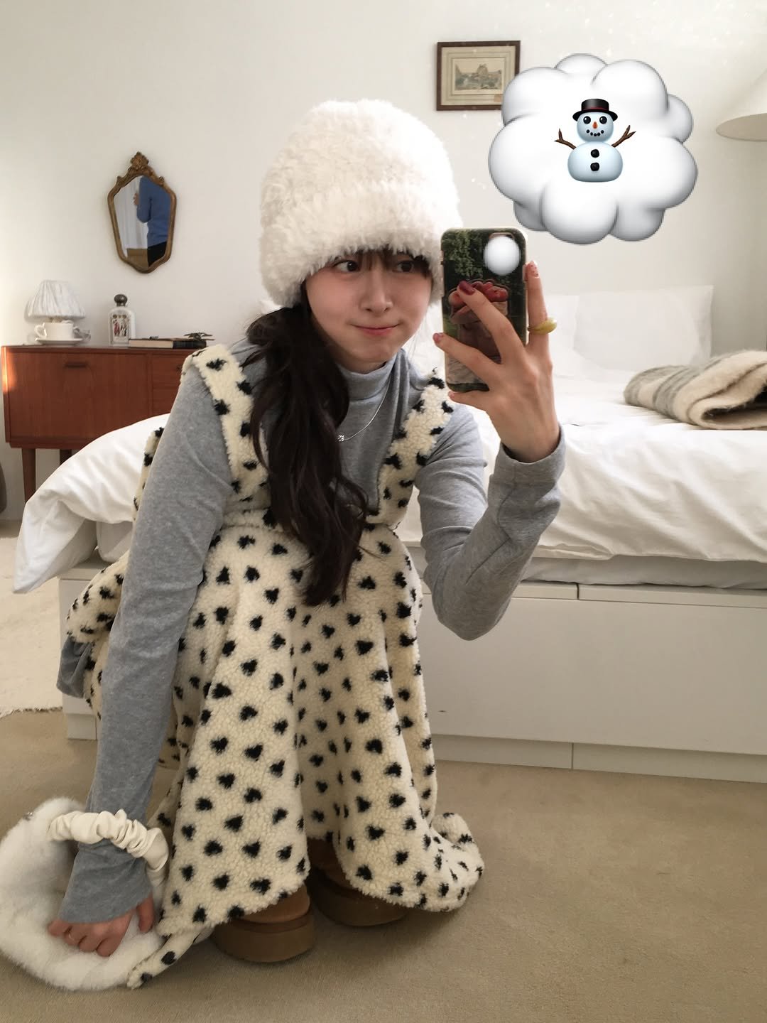 Photo by 무디배디 | 윤달 on December 02, 2025. May be an image of sheep, duffle coat, parka, snowsuit and text.