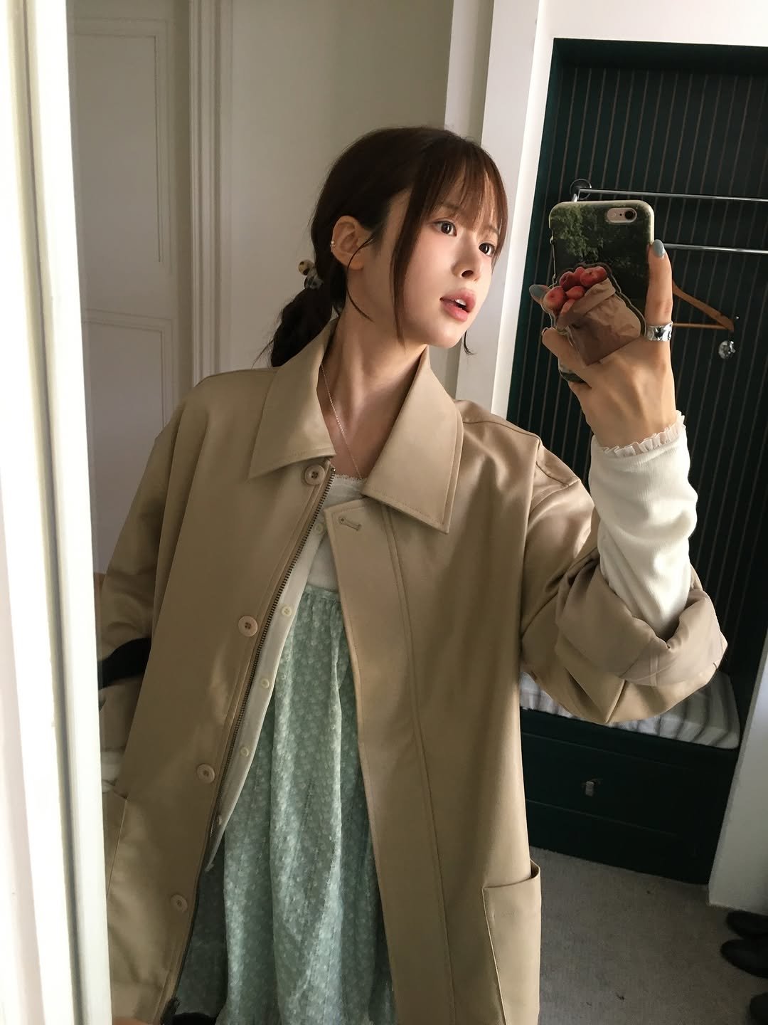 Photo by 무디배디 | 윤달 on September 10, 2025. May be an image of 1 person, duffle coat, overcoat, jacket, top, parka and text.
