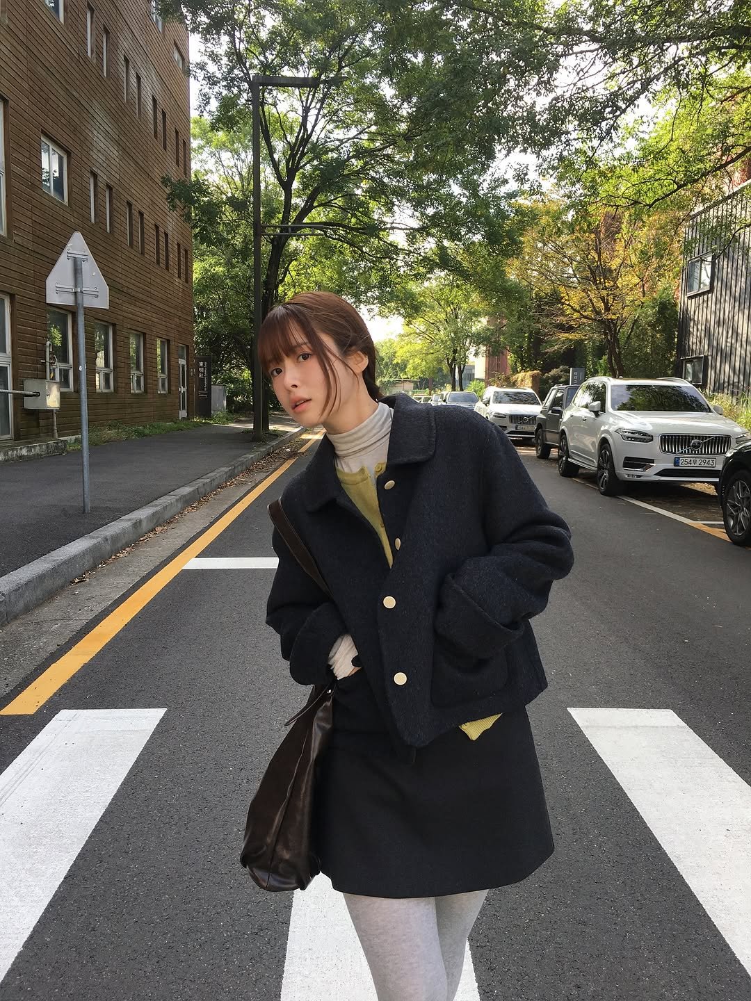 Photo by 무디배디 | 윤달 on October 31, 2025. May be an image of duffle coat, overcoat, parka, suit, blazer, road, street and text.