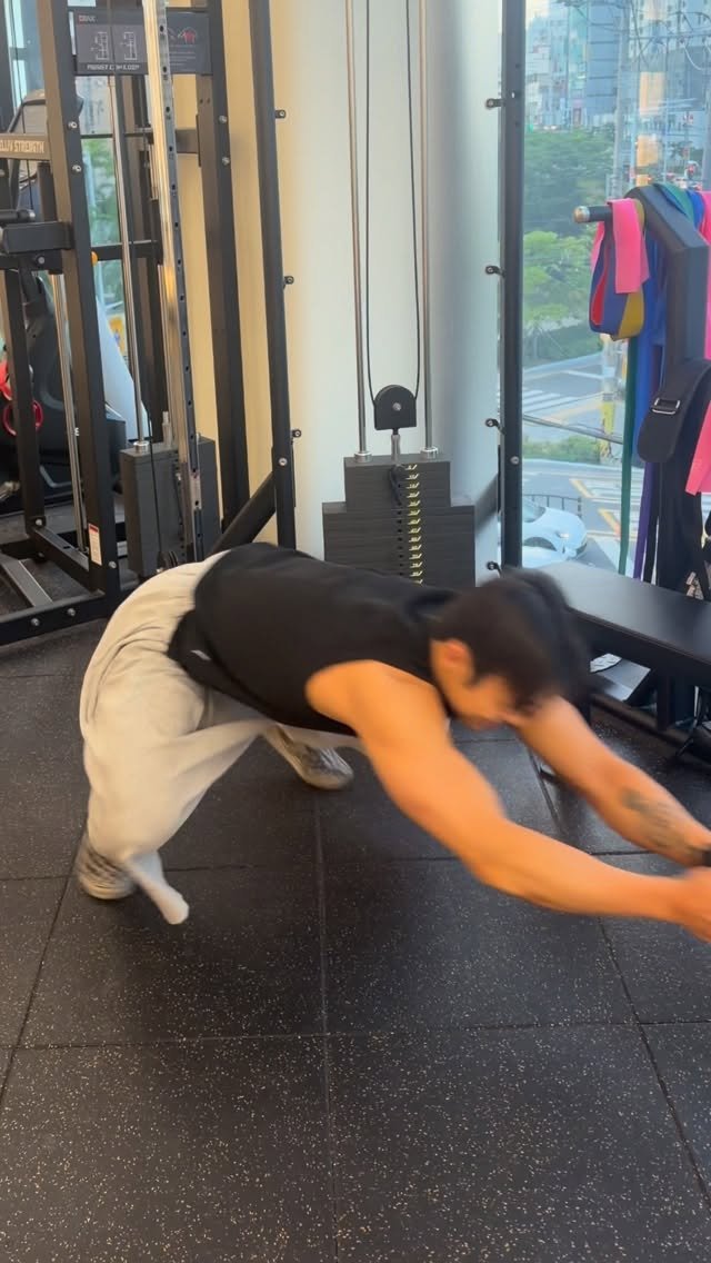 moon.swimm 게시물 이미지: 그러게 누가 운동할 때 방해하래🤬

오늘의 교훈☀️
: 운동하는 사람을 방해하지...