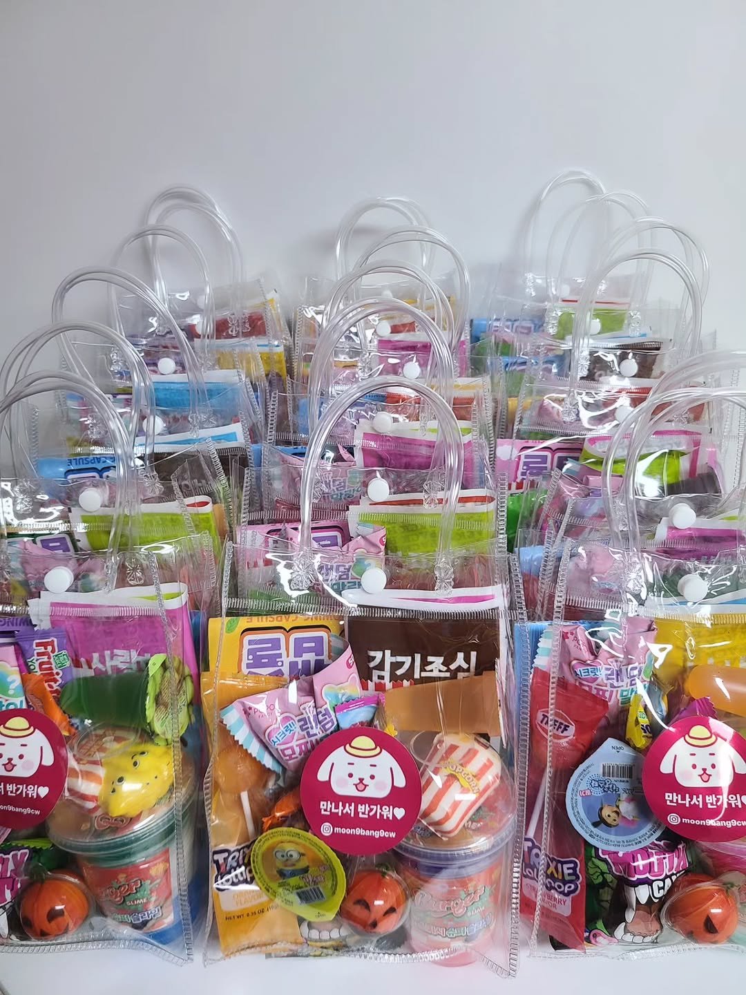 Photo by 문구방구 철원동송점 on October 29, 2025. May be an image of hand cream, hamper, lollipop, lego, Easter egg and text.