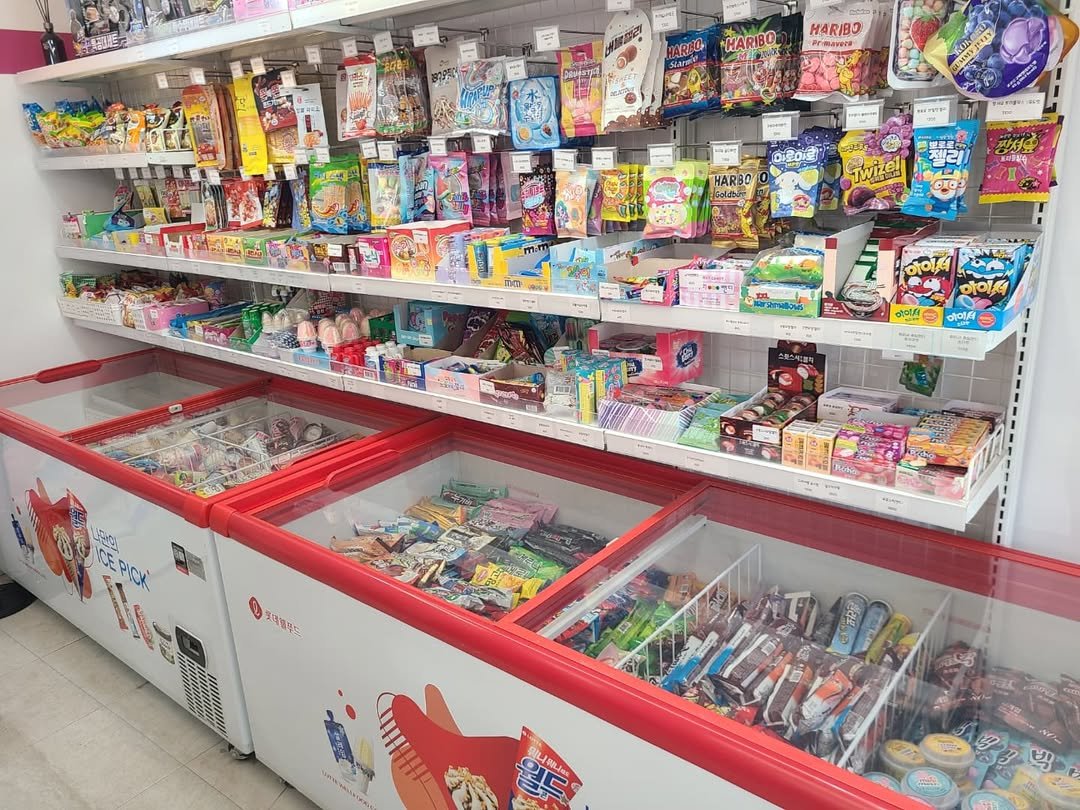 Photo by 문구방구 철원동송점 on June 18, 2025. May be an image of candy, vending machine, lego and text.