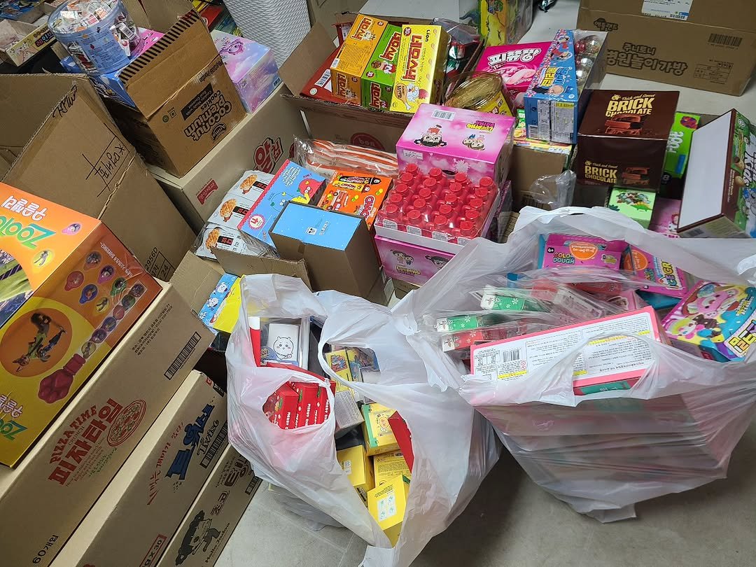 Photo by 문구방구 철원동송점 on December 23, 2025. May be an image of carton, candy and text.