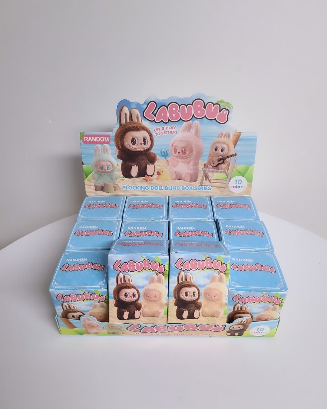Photo by 문구방구 철원동송점 on June 05, 2025. May be an image of chocolate bar, box, brownie, carton, hamper, wafer and lego.