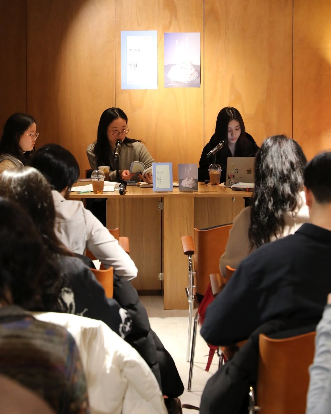 Photo by 문학과지성사 on February 11, 2026. May be an image of one or more people, people studying, office and text.