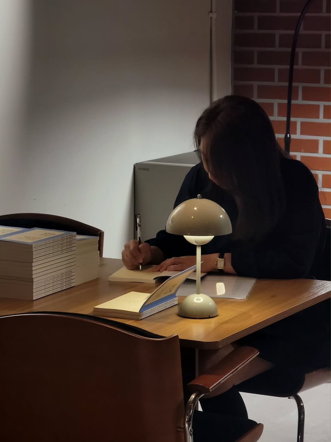 Photo by 문학과지성사 한국문학팀 on September 26, 2025. May be an image of 1 person, studying, lamp, lamp shade, bureau, desk, office and text.