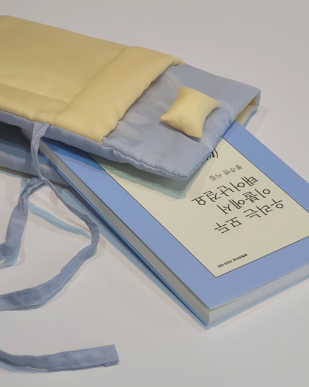 Photo shared by 문학과지성사 한국문학팀 on September 09, 2025 tagging @moonji_books, and @gour_mond. May be an image of book, baby bed and text.