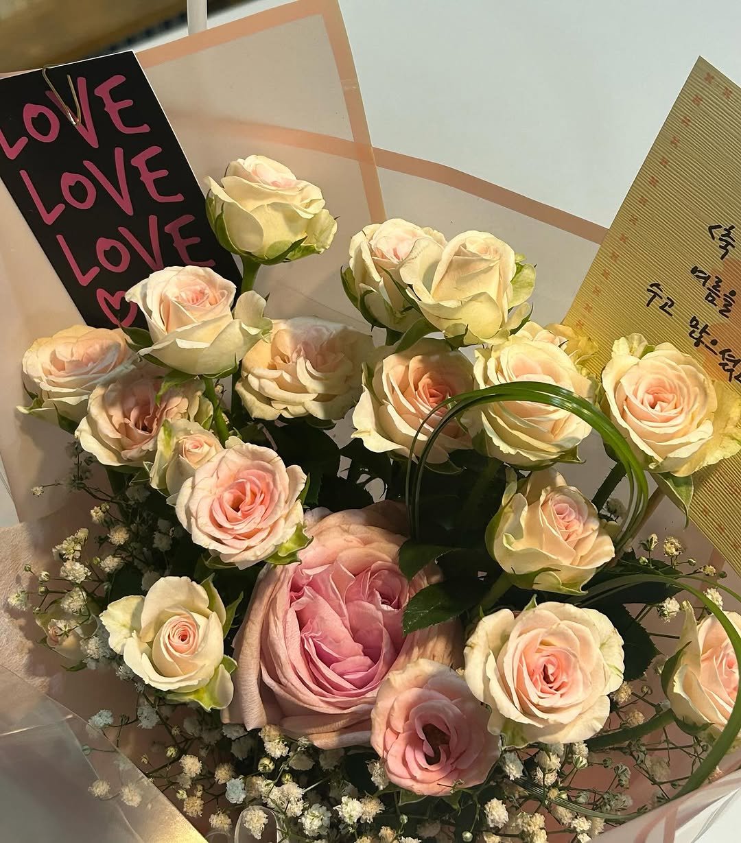Photo by 문학과지성사 한국문학팀 on September 11, 2025. May be an image of flower arrangement, bouquet, prairie gentian, peony, baby's-breath, carnation, rose and text that says 'LOVE 수고많으셨'.