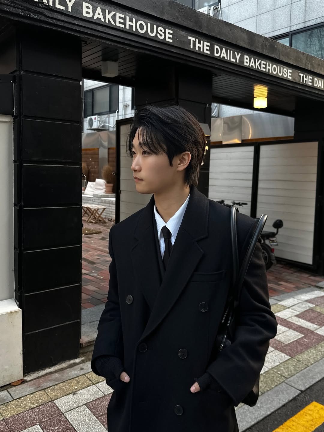 Photo by 라오라오 on December 25, 2025. May be an image of overcoat, duffle coat, bread, parka, beret, suit, blazer and text.