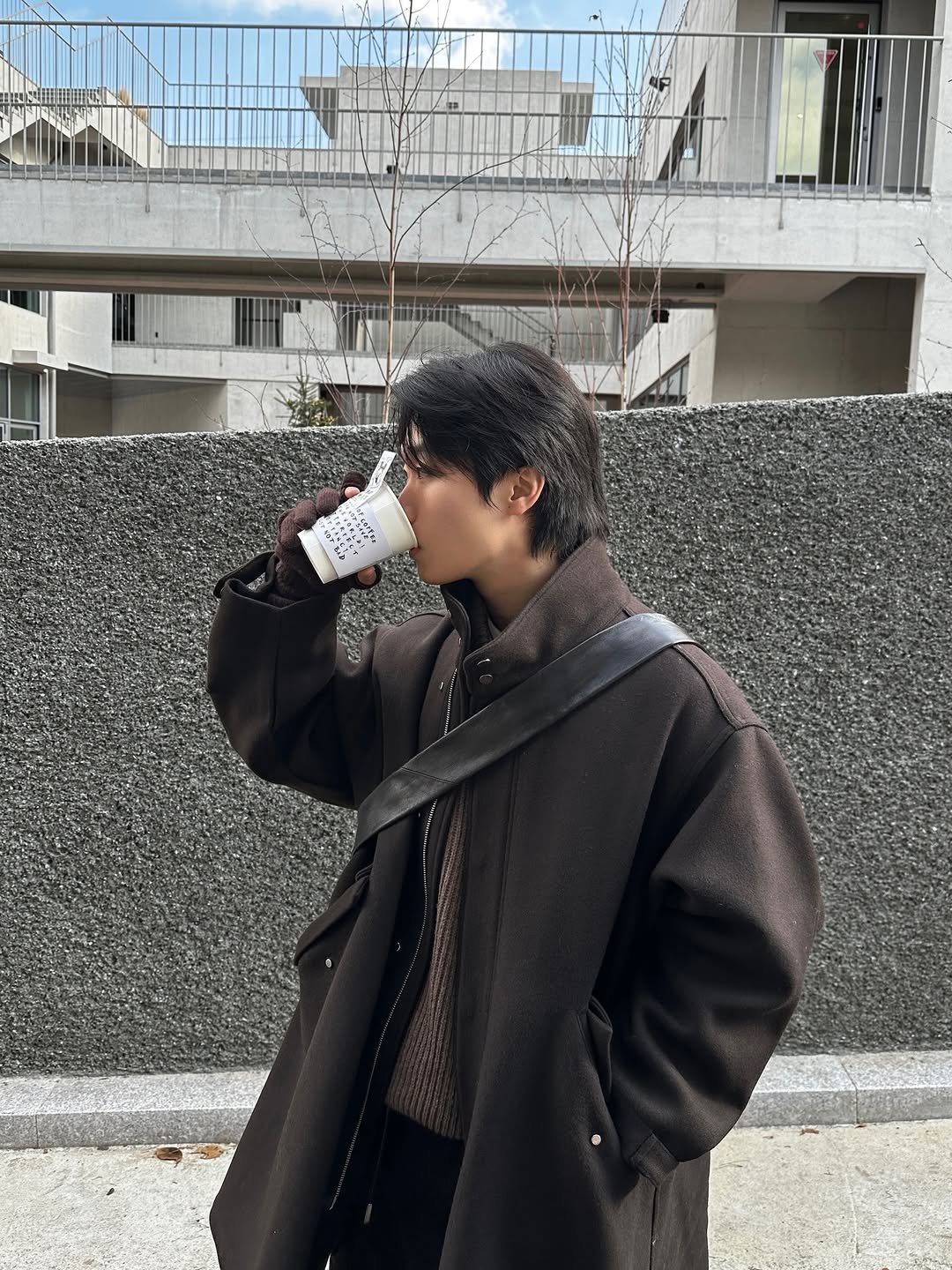 Photo by 라오라오 on December 10, 2025. May be an image of duffle coat, overcoat, parka, cloak and text.