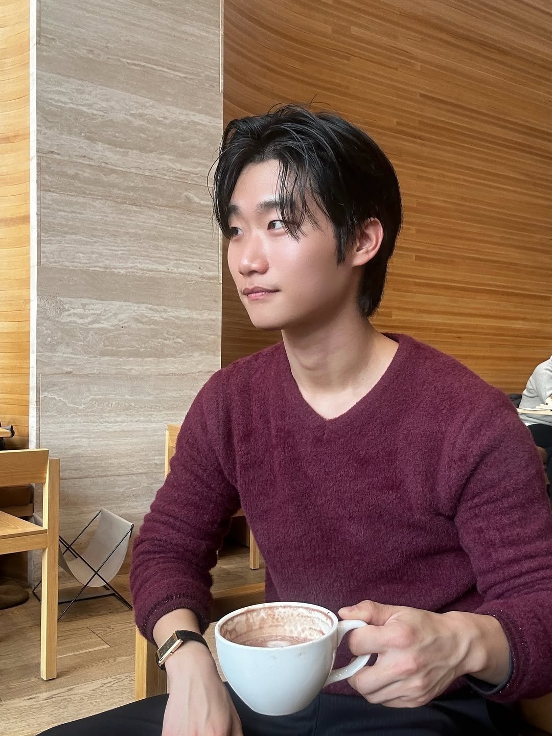 Photo shared by 라오라오 on December 28, 2025 tagging @haleine_official, and @helet.official. May be an image of one or more people, hair, coffee cup, coffee, cappuccino and text.
