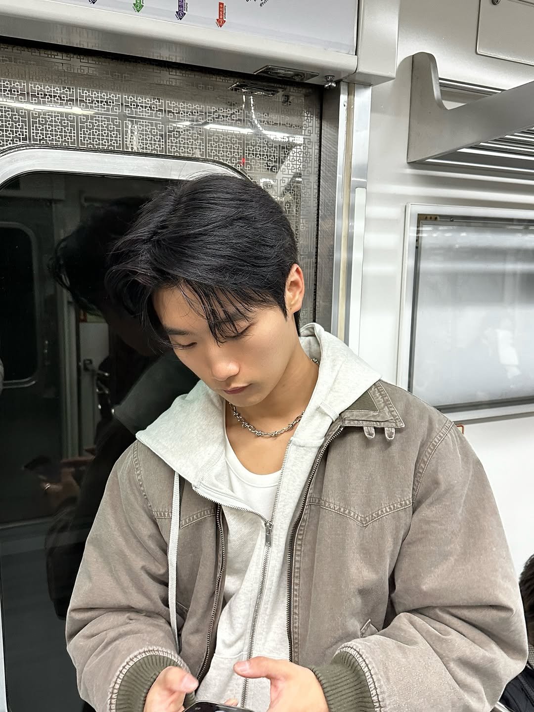 Photo shared by 라오라오 on November 11, 2025 tagging @belier_atelier, @artifacts_official, and @helet.official. May be an image of phone, bolo tie and text.