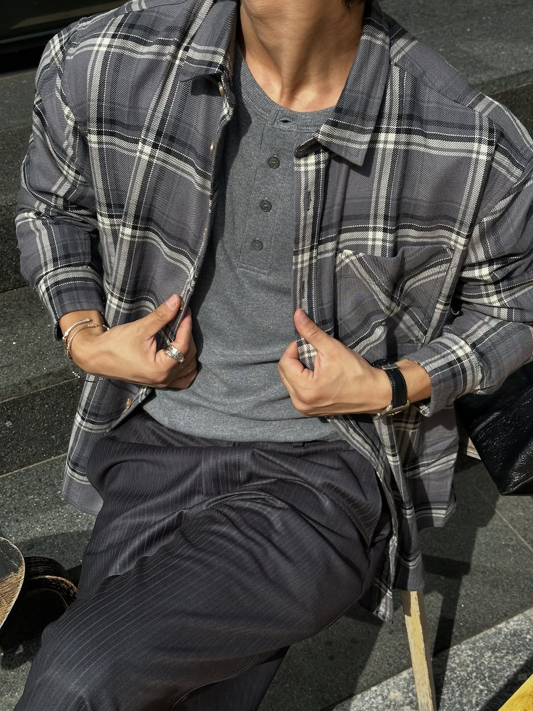 Photo shared by 라오라오 on September 30, 2025 tagging @laser_sun, @247series_official, and @helet.official. May be an image of 1 person, duffle coat, overcoat, suit, wingtip shoes, fleece, blazer, jacket, flannel and text.