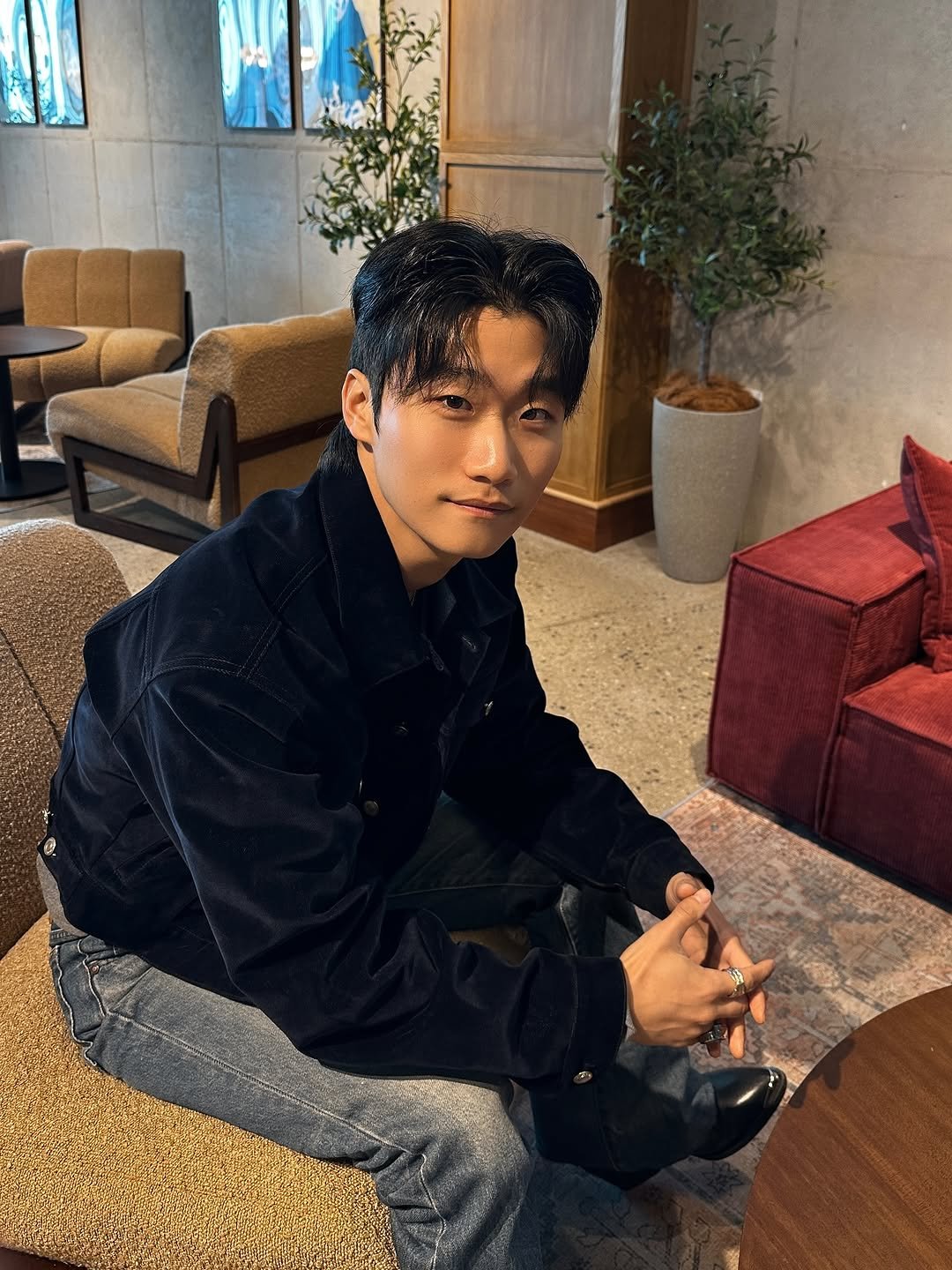 Photo shared by 라오라오 on October 27, 2025 tagging @helet.official. May be an image of one or more people, hair, duffle coat, bolo tie and text.