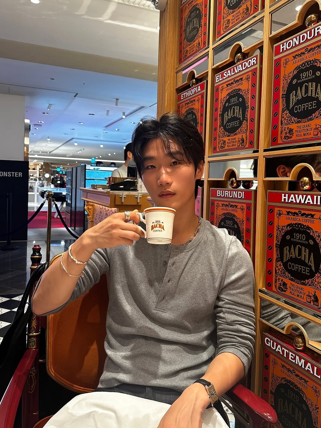 Photo by 라오라오 on September 27, 2025. May be an image of 1 person, coffee cup, tea, cornflower and text.