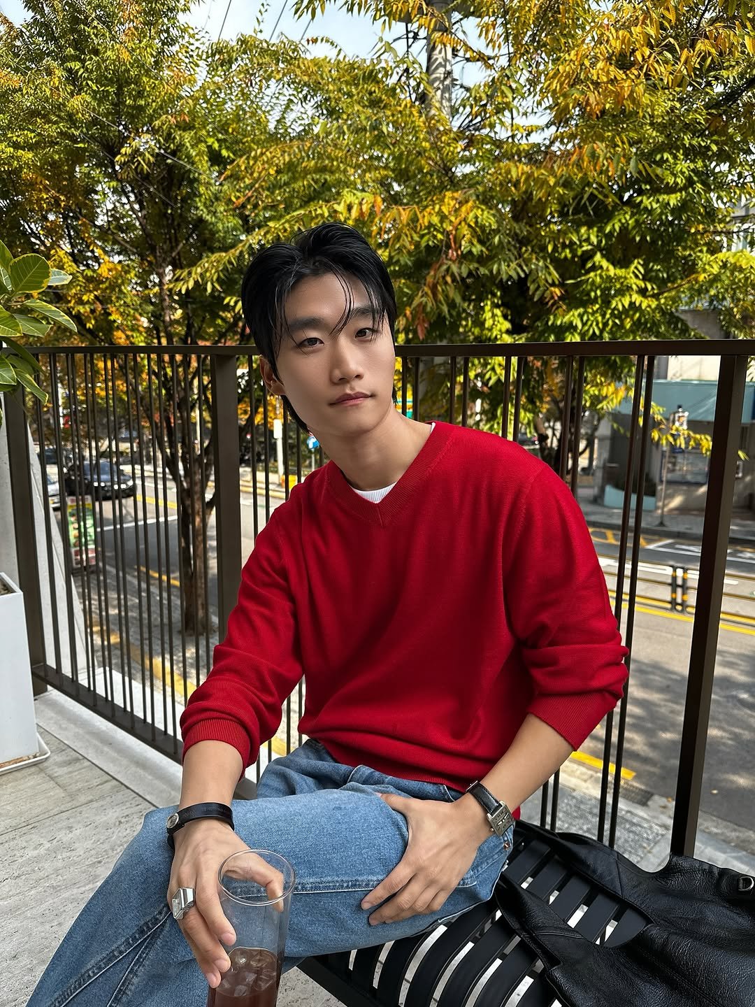 Photo by 라오라오 on November 06, 2025. May be an image of one or more people, bolo tie, top and text.