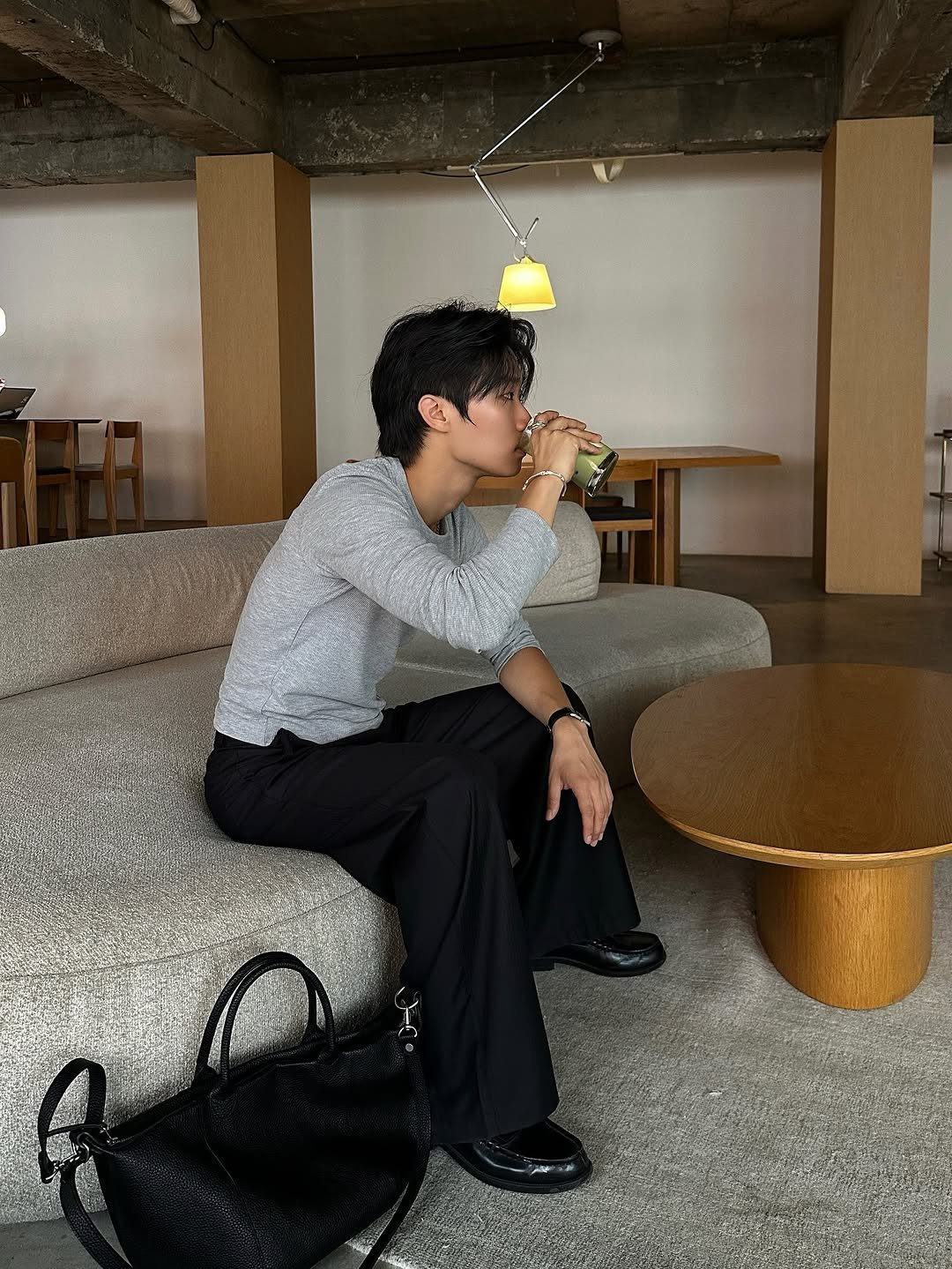 Photo shared by 라오라오 on September 10, 2025 tagging @helet.official. May be an image of 1 person, juice, cornflower and text.