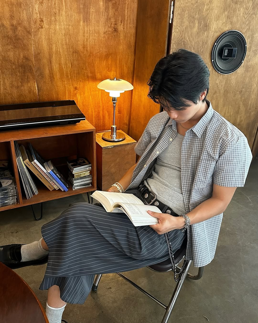 Photo by 라오라오 on August 07, 2025. May be an image of 1 person, studying, wingtip shoes, newspaper, bowler hat, book and text.
