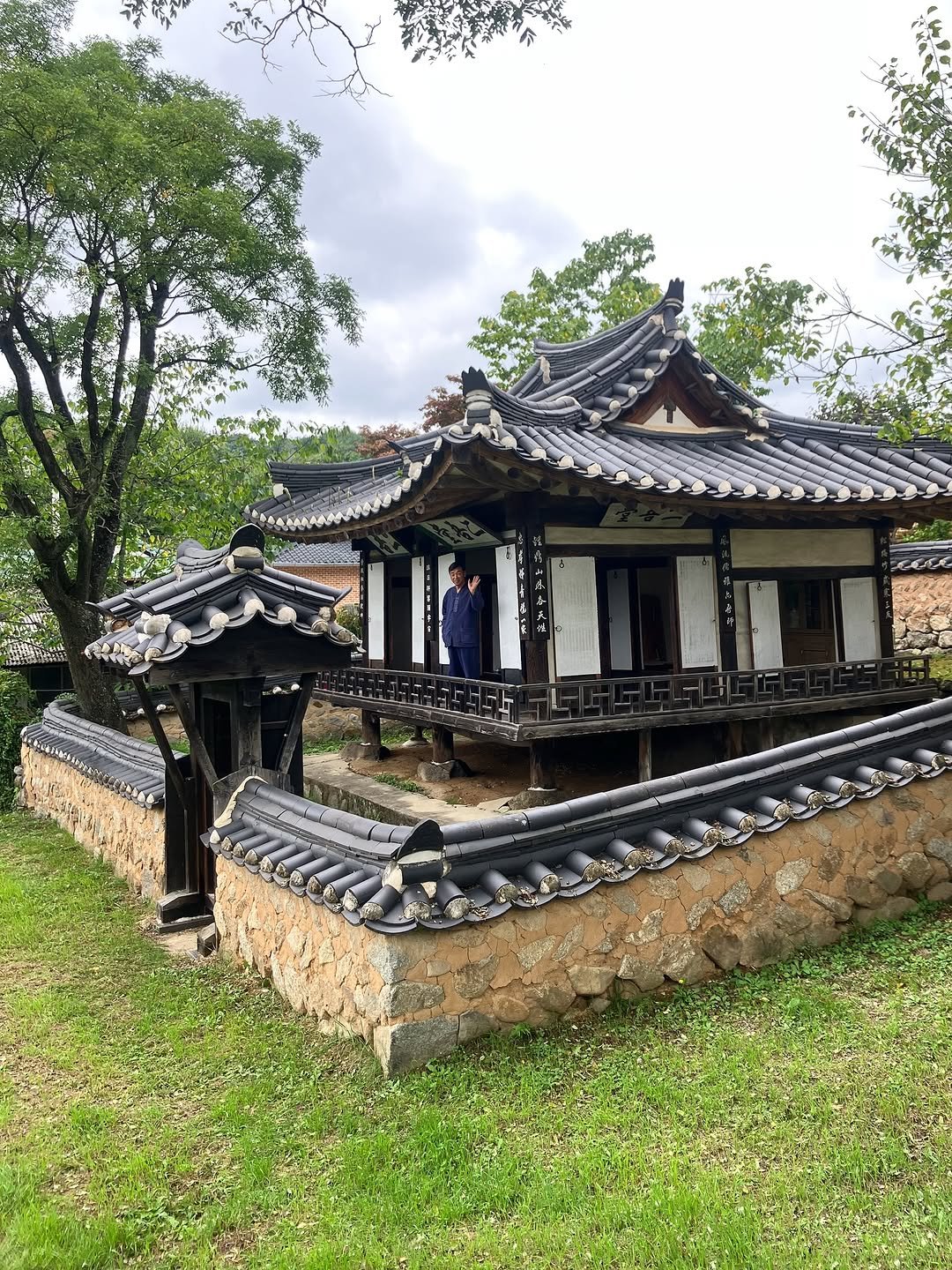 Photo by Moonsick Gang on October 11, 2025. May be an image of temple, Gyeongbokgung Palace and text.