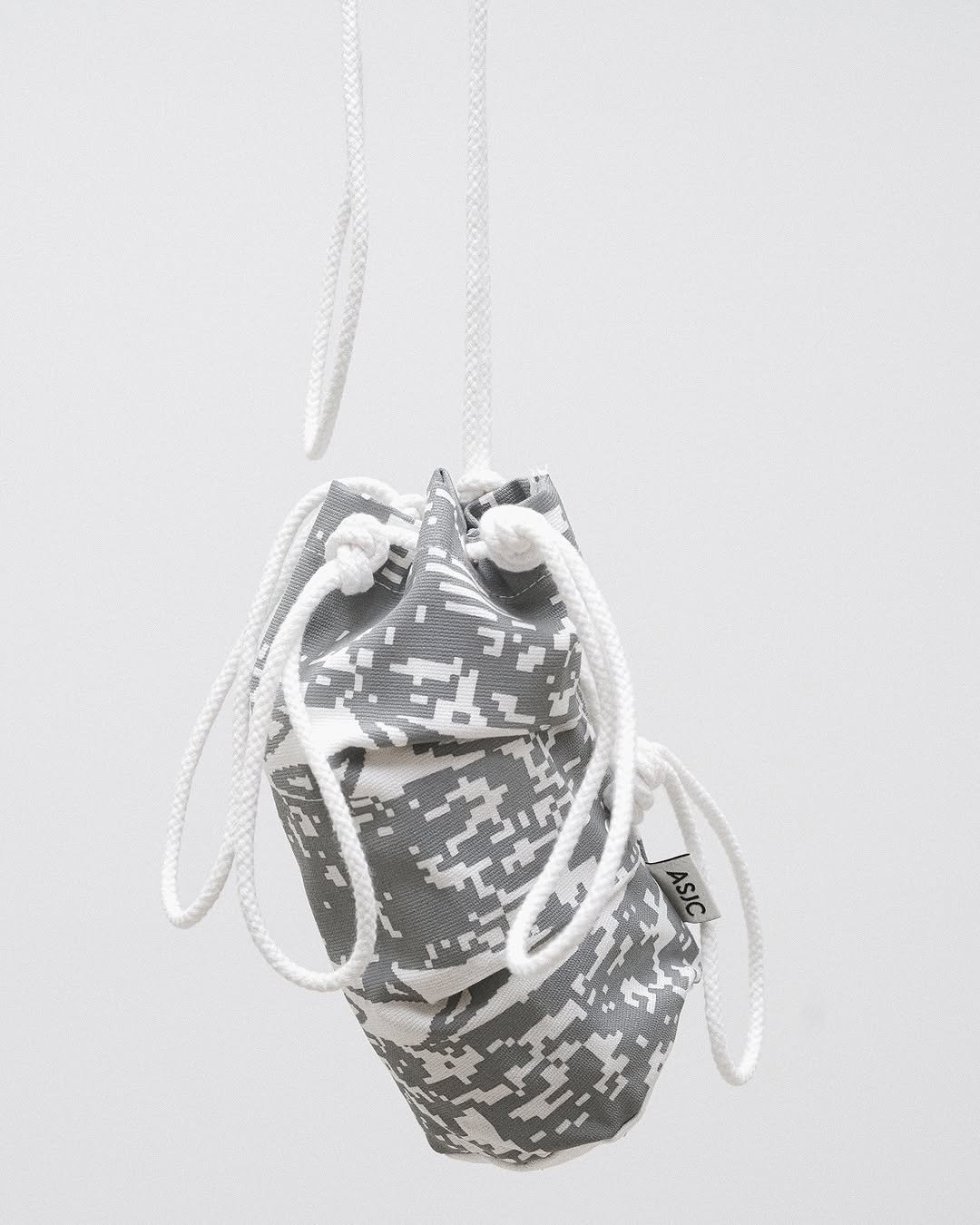 Photo shared by 아트선재센터 Art Sonje Center on September 22, 2025 tagging @liw.inwoolee, and @moonsickgang. May be an image of drawstring, sling, pouch and text.