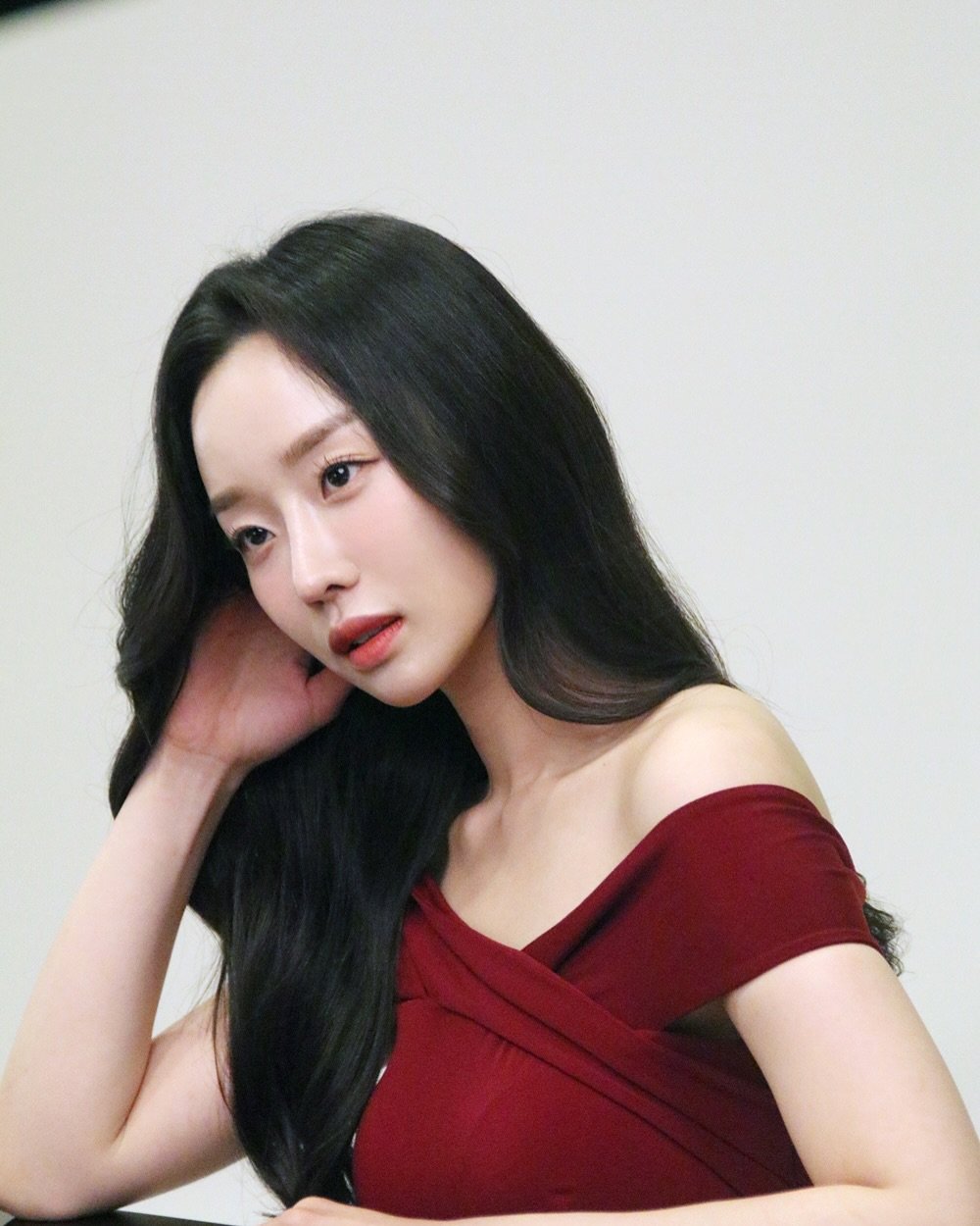 Photo by 문예원 on July 17, 2025. May be an image of 1 person, hair, makeup, top and text.