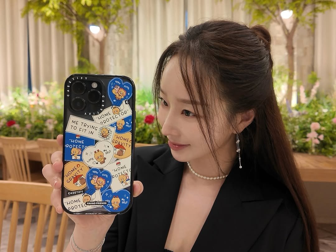 Photo by 문예원 on August 31, 2025. May be an image of ‎1 person, phone and ‎text that says '‎VERY อ ME TRYING "OME OROTECT DR" TO FITIN N "HOME OME ROTECT GRAVITY HOME KELS WEA OVE HOMEO GRAVITY HOME للة TEC CASETIFY "HOME PROTE PROTECos O PAADESENIDS SELF‎'‎‎.