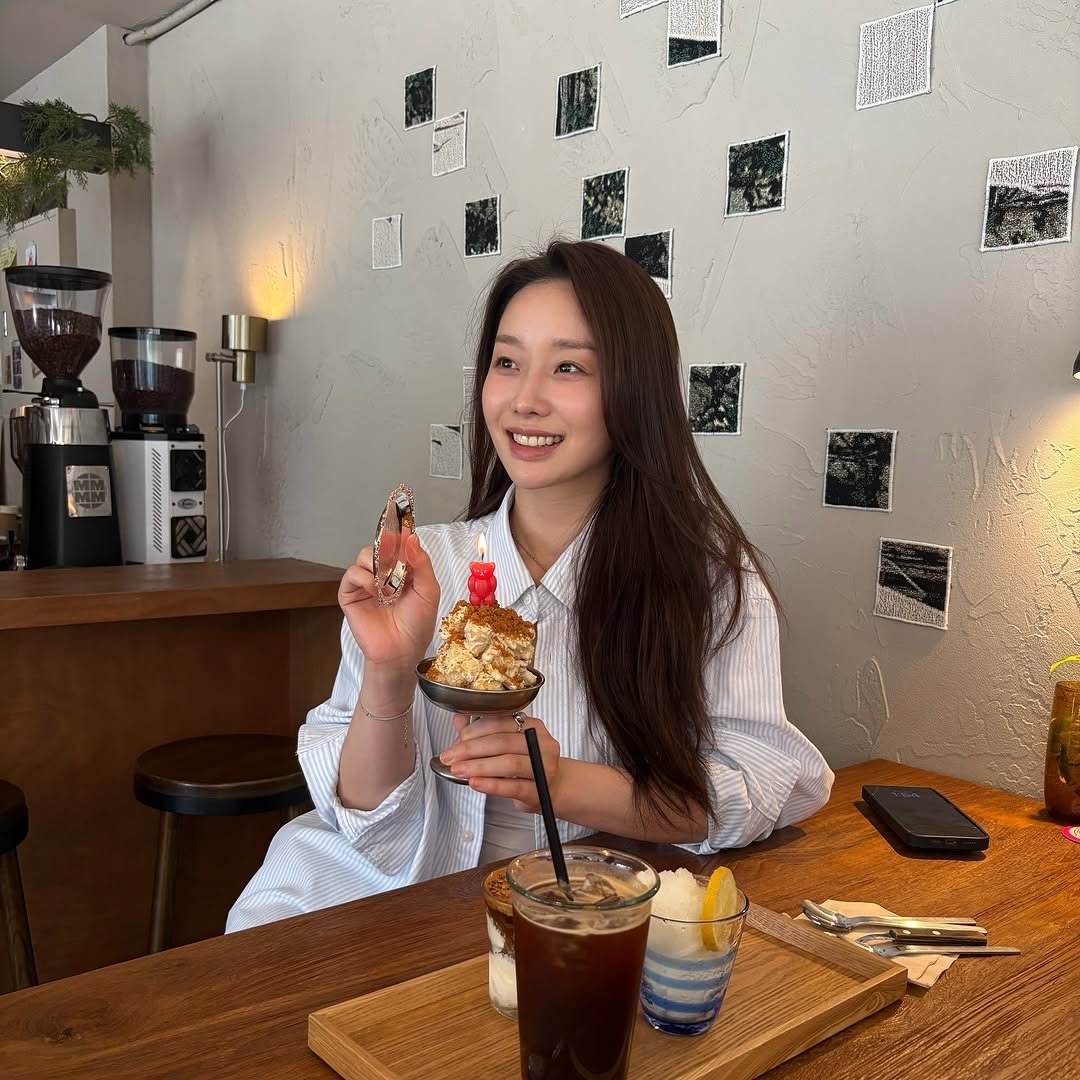Photo by 문예원 on September 14, 2025. May be an image of 1 person, dessert, coffee maker, cappuccino, smoothie and text.