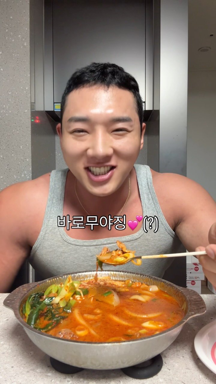 mooyazing 게시물 이미지: 기승전결말고 기승전골 바로무야징🐂

#바로
#사장님노잼
#한우대창전골
#광고
#바로무야징