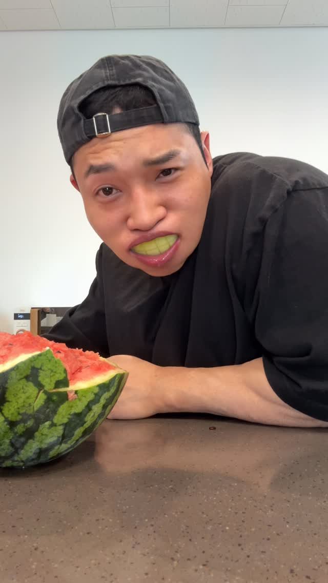 mooyazing 게시물 이미지: 수박 먹방 ㅋㅋㅋㅋㅋ아 ㅋㅋㅋㅋㅋ