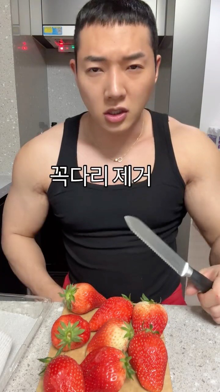mooyazing 게시물 이미지: 쿠크다스 생크림 딸기샌드 바로무야징🍓🍰

#바로
#흑백요리사
#시키지마라확
#바로무야징