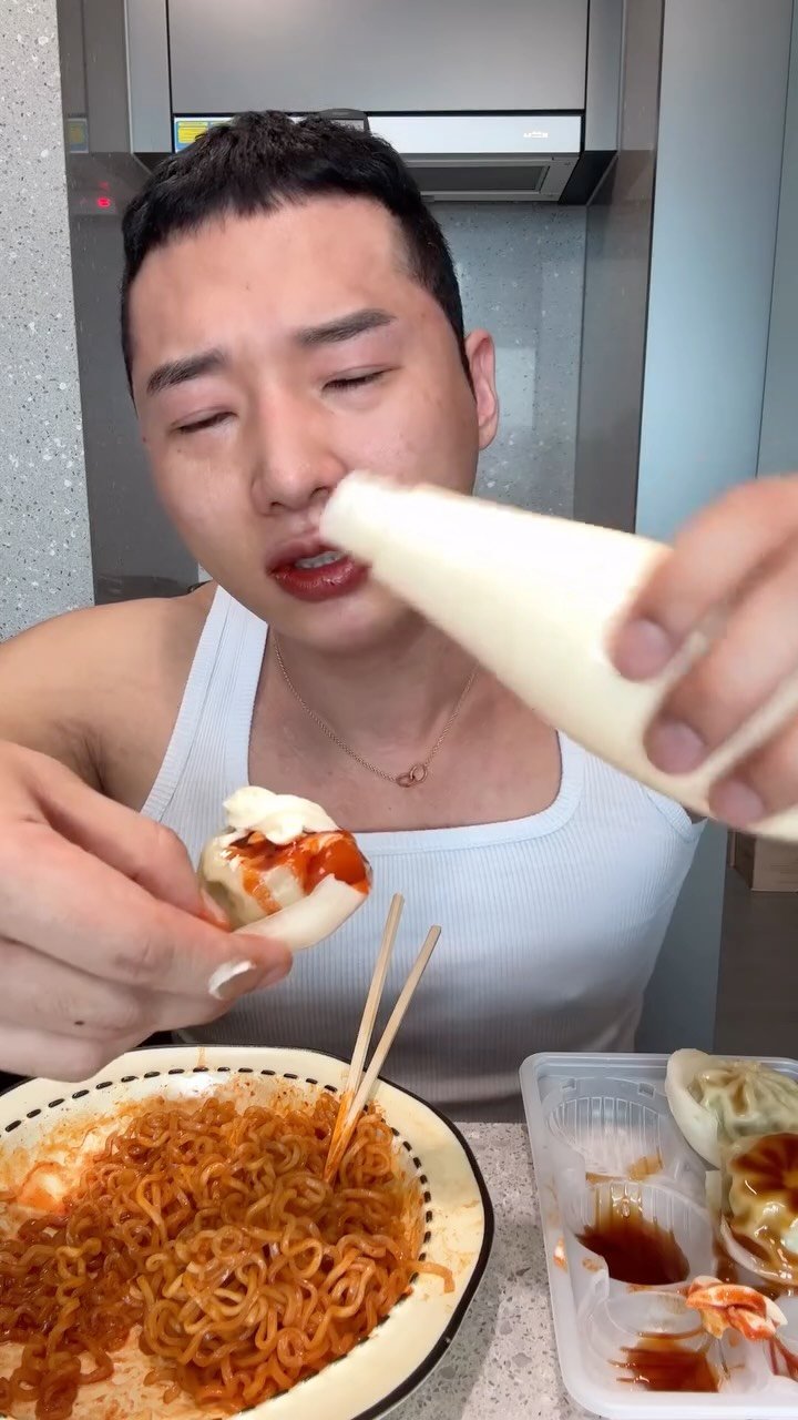 mooyazing 게시물 이미지: 양파쌈만두 불닭 바로함께섞어무야징🧅🥟

#바로
#양파쌈만두
#불닭소스추가
#바로무야징