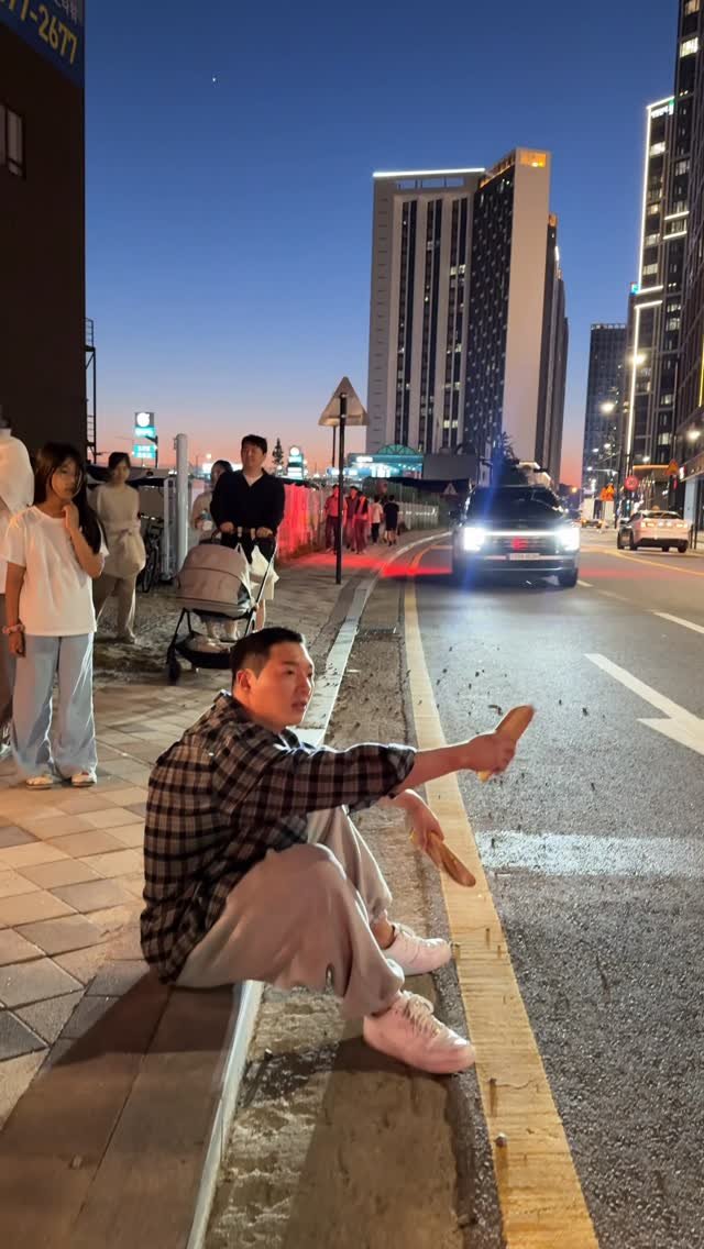mooyazing 게시물 이미지: 내 빵은 왜 아무도 안받아주는데 ?? ㅠㅠ;
#뒤에여자아이는무슨생각을했을까
