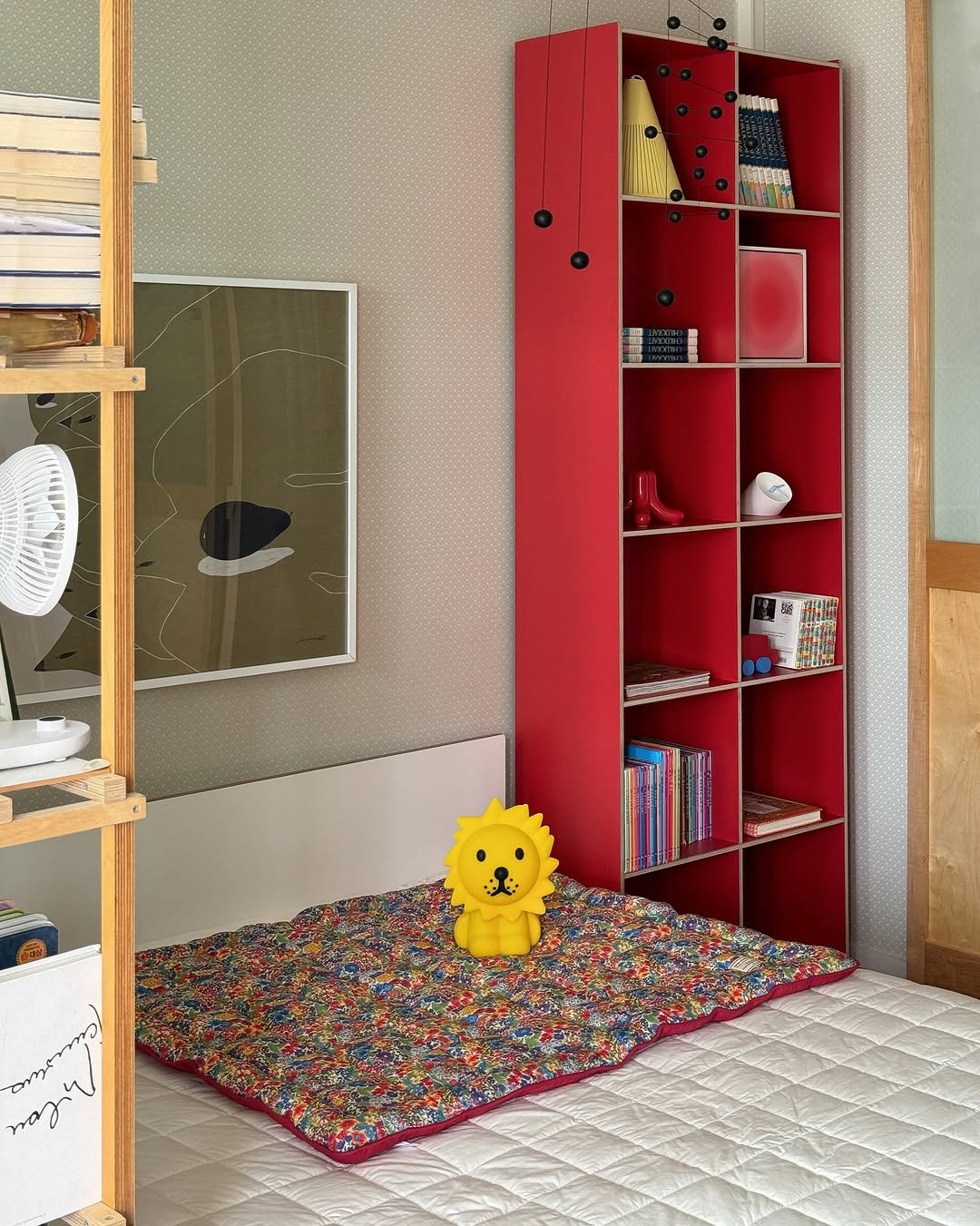 Photo shared by 아이와 고양이와 부부가 사는 작은 집 on September 30, 2025 tagging @mopo.intheroom, and @_mon__soleil. May be an image of bunk bed, mattress, rack, bedroom, indoors and text.