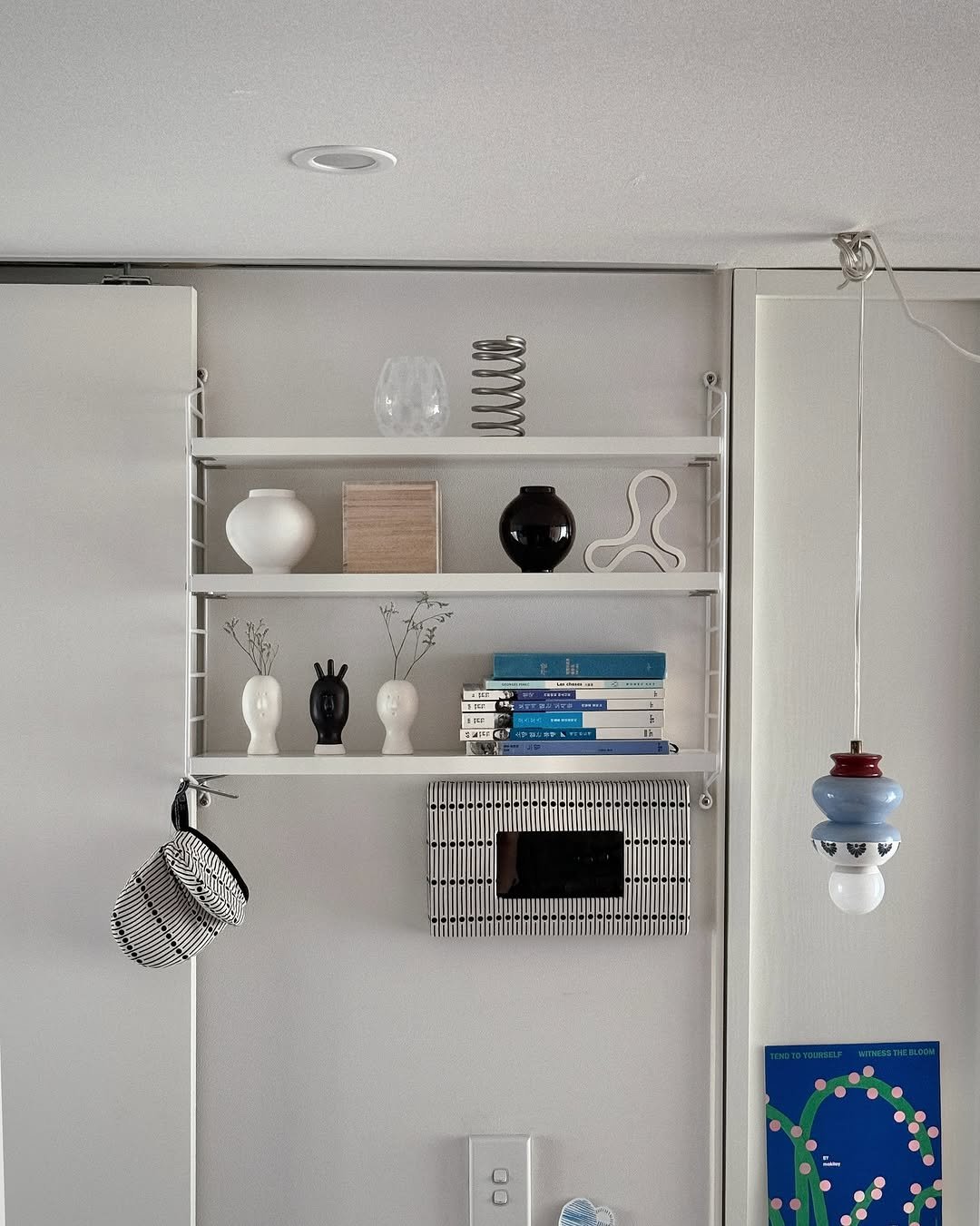 Photo shared by 아이와 고양이와 부부가 사는 작은 집 on October 02, 2025 tagging @kittybunnypony, @rooming_official, and @gori_ceramic. May be an image of towel rack, light switch, childrens toy, plate rack, clothes hanger, rack, pegboard, shelf, indoors and text.
