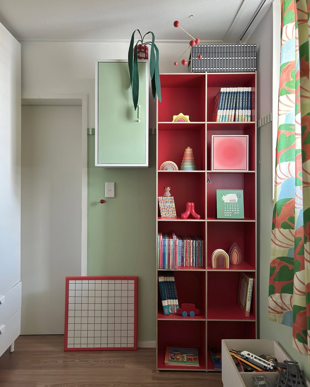 Photo shared by 아이와 고양이와 부부가 사는 작은 집 on November 09, 2025 tagging @mopo.intheroom, and @tambourine_house. May be an image of armoire, shelf, rack, bunk bed, cabinet, indoors and text.