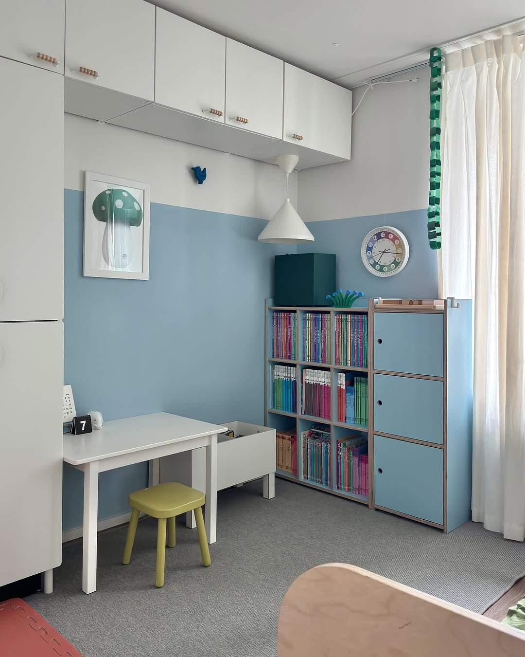 Photo shared by 아이와 고양이와 부부가 사는 작은 집 on August 13, 2025 tagging @joojoo.studio, @ikea, @ikeakr, @bongusware, @studiomotiff, @jdhomedressing_official, and @tambourine_house. May be an image of rack, cabinet, bunk bed, indoors and text.