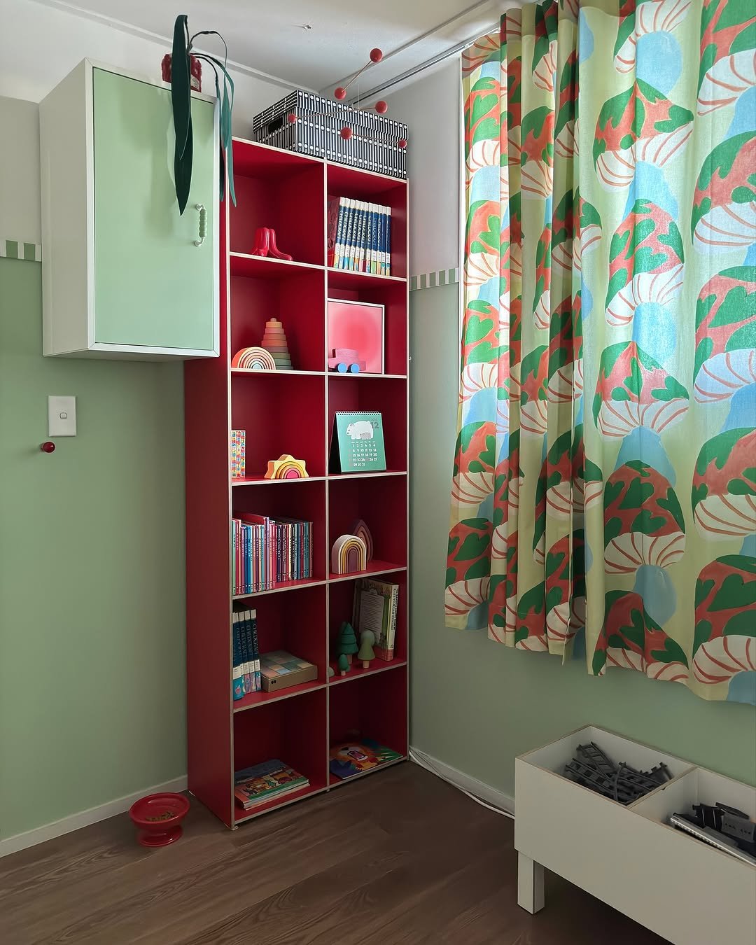 Photo shared by 아이와 고양이와 부부가 사는 작은 집 on November 18, 2025 tagging @nukit_official, @mopo.intheroom, and @29cm.home. May be an image of curtains, shelf, rack, cabinet, indoors and text.