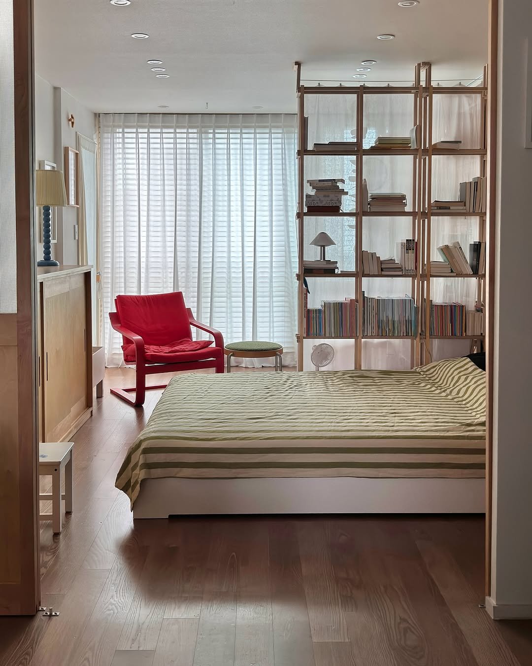 Photo shared by 아이와 고양이와 부부가 사는 작은 집 on September 20, 2025 tagging @mopo.intheroom, and @jdhomedressing_official. May be an image of bed, chaise lounge, indoors, bedroom, sliding door and text.