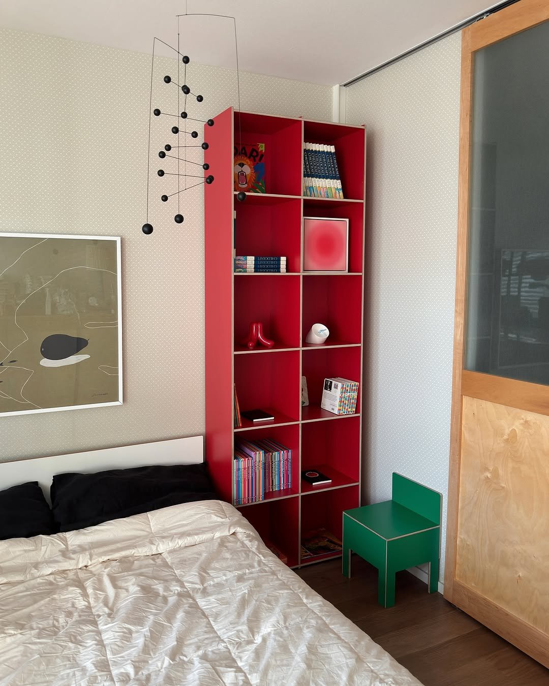 Photo shared by 아이와 고양이와 부부가 사는 작은 집 on September 21, 2025 tagging @tambourine_house. May be an image of rack, bedroom, indoors and text.
