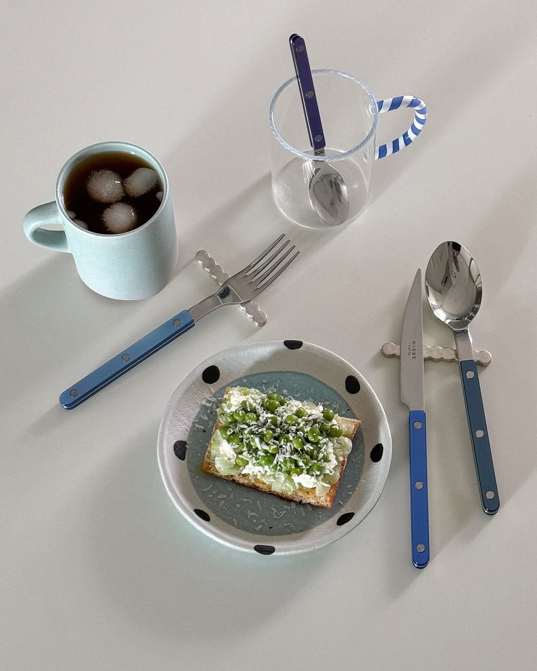 Photo shared by 아이와 고양이와 부부가 사는 작은 집 on August 09, 2025 tagging @todayhouse, @mopo.intheroom, @sabre_korea, and @29cm.home. May be an image of fork, placemat, kitchenware, toast, chopsticks and text.
