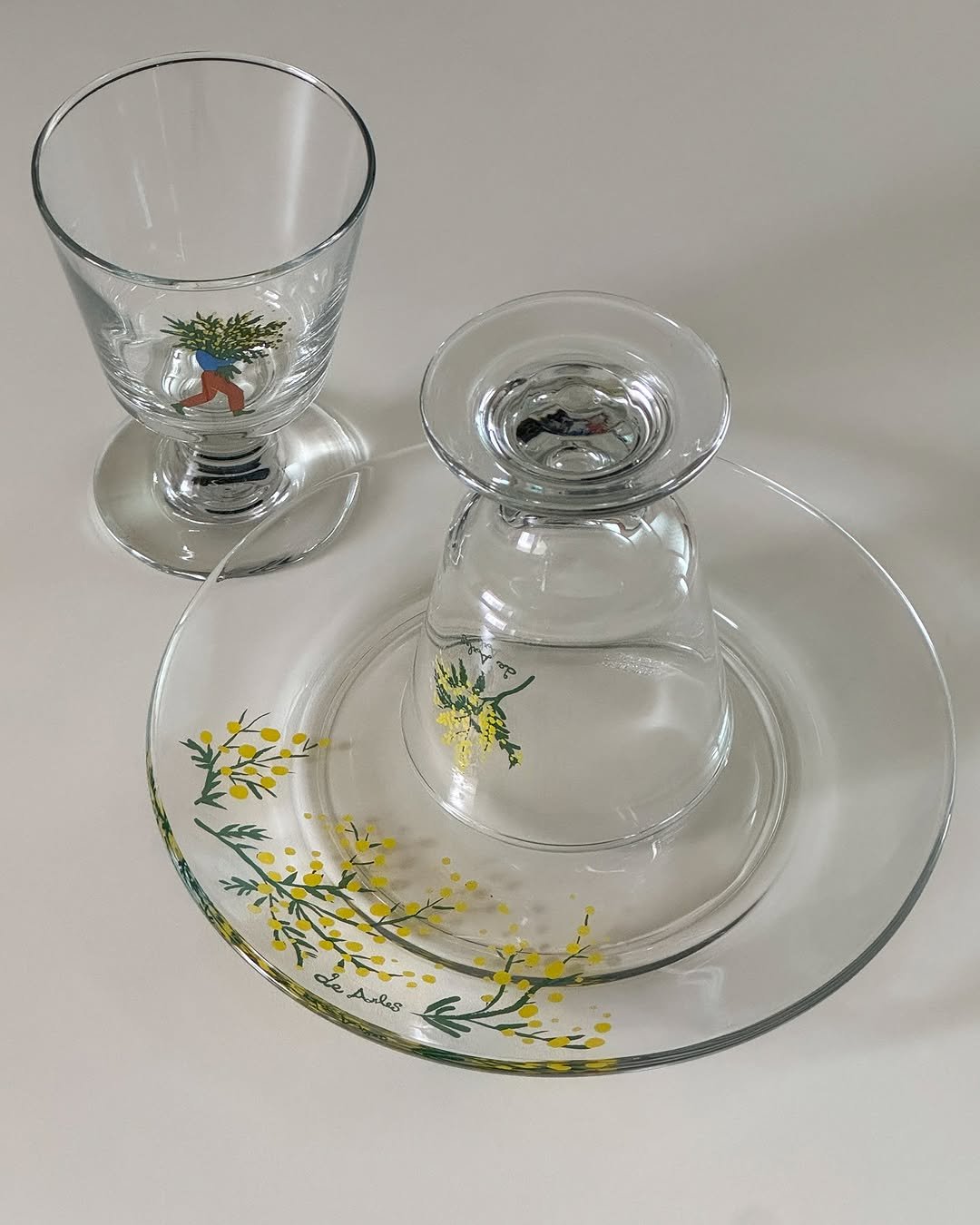 Photo shared by 아이와 고양이와 부부가 사는 작은 집 on August 16, 2025 tagging @de_arles, and @mopo.intheroom. May be an image of wine glass, carafe, shot glass, goblet and text.