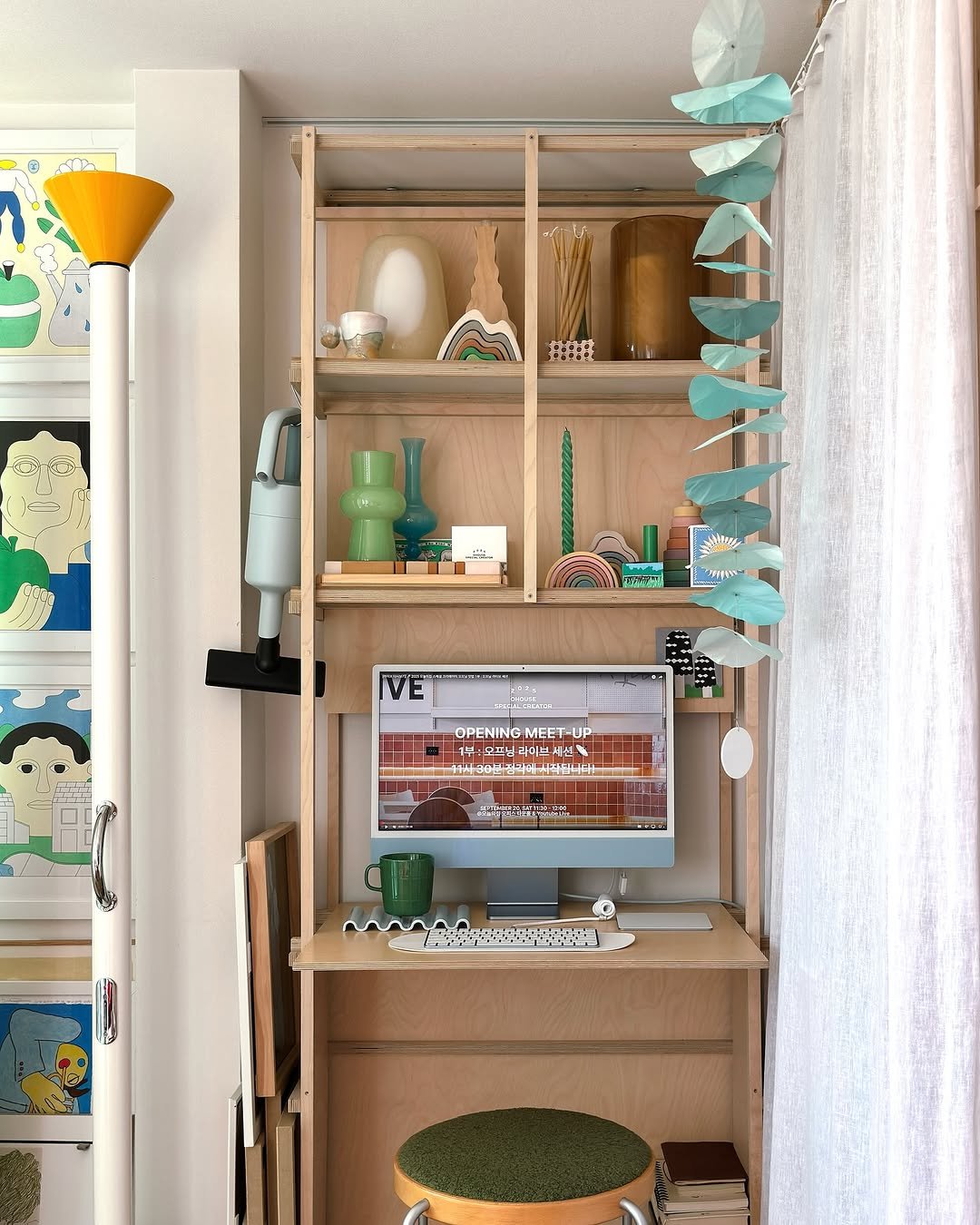 Photo shared by 아이와 고양이와 부부가 사는 작은 집 on September 27, 2025 tagging @todayhouse, and @mopo.intheroom. May be an image of bureau, shelf, rack, desk, indoors and text.