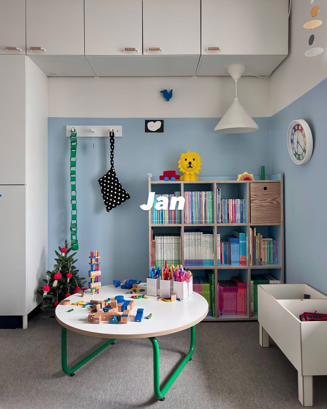 Photo shared by 아이와 고양이와 부부가 사는 작은 집 on January 01, 2026 tagging @mopo.intheroom. May be an image of lego, shelf, rack, bunk bed, indoors, office and text.