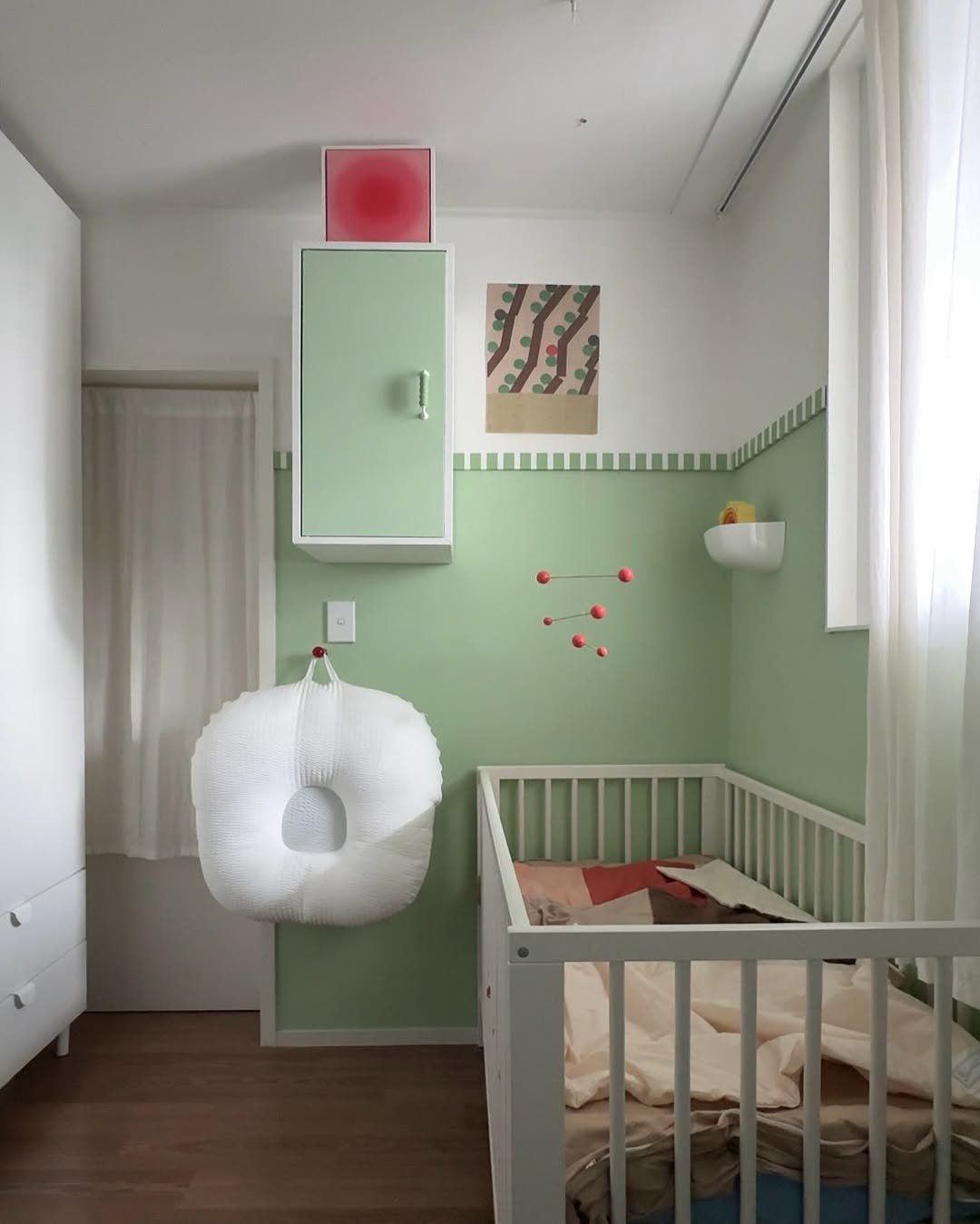 Photo shared by 아이와 고양이와 부부가 사는 작은 집 on July 31, 2025 tagging @vitra, @raduga_grez, @benjaminmoorekorea, @abcd_kids, @unfrmdstudio, @ikea, @ikeakr, and @bonimoire_official. May be an image of baby bed and text.
