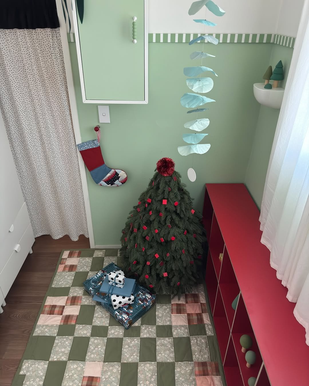 Photo by 아이와 고양이와 부부가 사는 작은 집 on December 26, 2025. May be an image of christmas tree, Christmas stocking, sink, bathmat, tinsel and text.