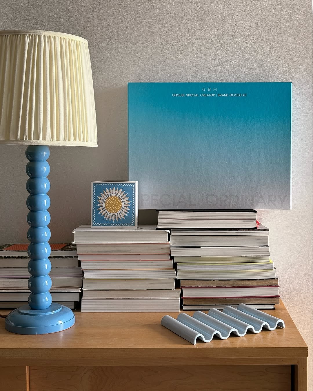 Photo shared by 아이와 고양이와 부부가 사는 작은 집 on September 27, 2025 tagging @todayhouse, @gbh__official, and @mopo.intheroom. May be an image of book, lamp shade, lamp and text.