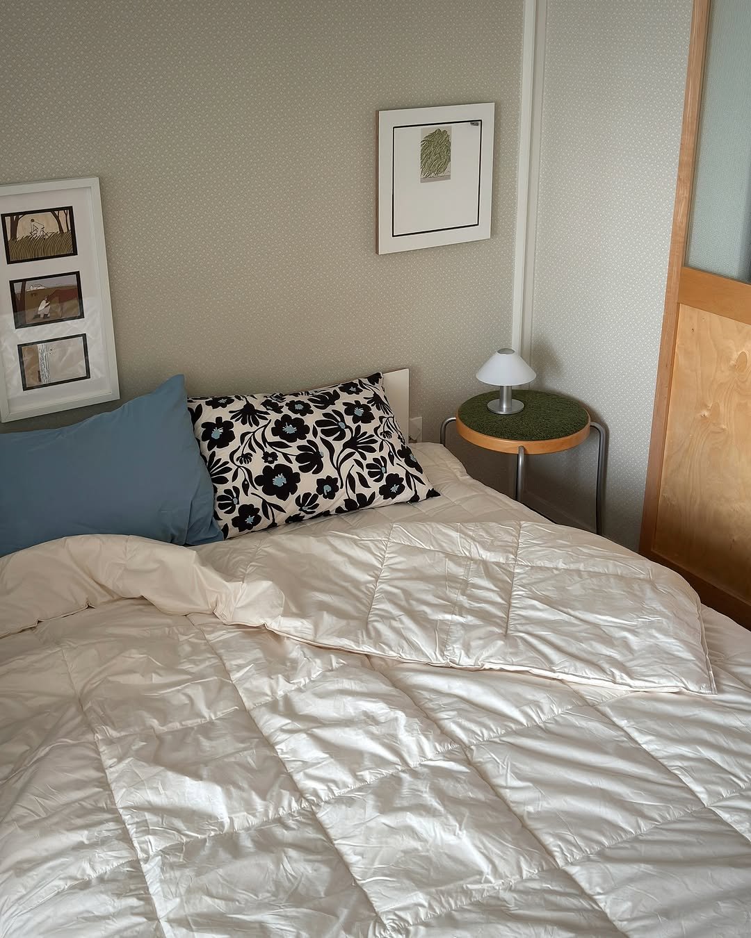 Photo shared by 아이와 고양이와 부부가 사는 작은 집 on August 06, 2025 tagging @todayhouse, @mopo.intheroom, and @cove_moments. May be an image of goosedown coat, bed, headboard, mattress, indoors, bedroom and text.